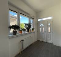 EXKLUZÍVNE - Útulný 3-izbový dom v Čiernom Brode s veľkým pozemkom - Vstupná hala v rodinnom dome s podlahou s dreveným dekorom a rastlinami na parapete.