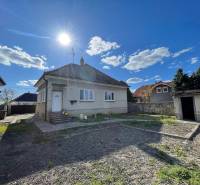 EXKLUZÍVNE - Útulný 3-izbový dom v Čiernom Brode s veľkým pozemkom - Rodinný dom v Čiernom Brode, na ulici Heď, má nádvorie a historickú architektúru.