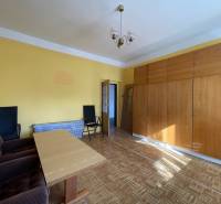 EXKLUZÍVNE - Útulný 3-izbový dom v Čiernom Brode s veľkým pozemkom - Obývacia izba s podlahou s dreveným dekorom, nábytkom a kreslami v rodinnom dome.