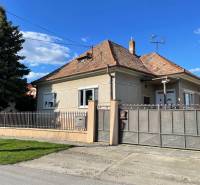 EXKLUZÍVNE - Útulný 3-izbový dom v Čiernom Brode s veľkým pozemkom - Rodinný dom v Čiernom Brode na ulici Heď s oplocenou záhradou a šikmou strechou.