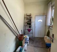 EXKLUZÍVNE - Útulný 3-izbový dom v Čiernom Brode s veľkým pozemkom - Úložný priestor s rebríkom, dverami a kvetmi v rodinnom dome.