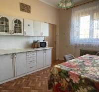 EXKLUZÍVNE - Útulný 3-izbový dom v Čiernom Brode s veľkým pozemkom - Kuchyňa s podlahou s dreveným dekorom v rodinnom dome.