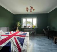 EXKLUZÍVNE - Útulný 3-izbový dom v Čiernom Brode s veľkým pozemkom - Spálňa v Rodinnom dome s tmavozelenými stenami a posteľou s britskou vlajkou.
