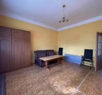 EXKLUZÍVNE - Útulný 3-izbový dom v Čiernom Brode s veľkým pozemkom - Obývacia izba v rodinnom dome s podlahou s dreveným dekorom a sedačkou.