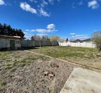 EXKLUZÍVNE - Útulný 3-izbový dom v Čiernom Brode s veľkým pozemkom - Rozľahlý dvor za rodinným domom v Čiernom Brode na ulici Heď s modrou oblohou.