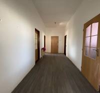 EXKLUZÍVNE - Útulný 3-izbový dom v Čiernom Brode s veľkým pozemkom - Chodba v rodinnom dome s podlahou s dreveným dekorom a dverami.