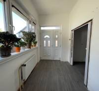 EXKLUZÍVNE - Útulný 3-izbový dom v Čiernom Brode s veľkým pozemkom - Chodba v rodinnom dome s bielymi stenami, podlahou s dreveným dekorom a izbovými rastlinami.