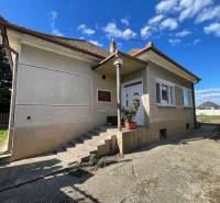 EXKLUZÍVNE - Útulný 3-izbový dom v Čiernom Brode s veľkým pozemkom - Rodinný dom v Čiernom Brode na ulici Heď so schodiskom a záhradou.