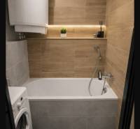 Priestranný 2-izbový byt s potenciálom zmeny dispozície- Šaca - Kúpeľňa s vaňou a práčkou, obložená dlažbou s dreveným dekorom.