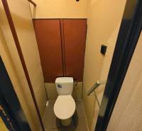 Priestranný 2-izbový byt s potenciálom zmeny dispozície- Šaca - Toaleta v 2-izbovom byte s úzkym priestorom a kachličkovou podlahou.