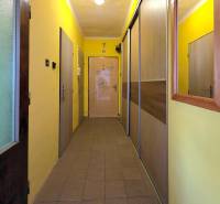 Priestranný 2-izbový byt s potenciálom zmeny dispozície- Šaca - Žltý predsieňový priestor s dlažbou a veľkou šatníkovou skriňou v 2-izbovom byte.