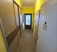 Priestranný 2-izbový byt s potenciálom zmeny dispozície- Šaca - Úzka chodba v 2-izbovom byte s dlažbou a posuvnými dverami skriňou.