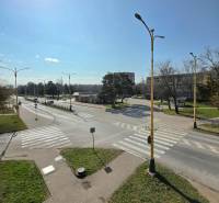 Priestranný 2-izbový byt s potenciálom zmeny dispozície- Šaca - Križovatka na Železiarenskej ulici v Košiciach – mestskej časti Šaca za slnečného počasia.