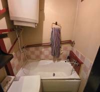 Priestranný 2-izbový byt s potenciálom zmeny dispozície- Šaca - Kúpeľňa v 2-izbovom byte, vaňa, ohrievač vody, práčka, dlaždice v béžovej a červenej farbe.