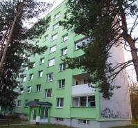 PRENÁJOM: M.NEŠPORA - 2-izbový byt, 58 m2, 7.posch. - Sídlisko III. - Bytový dom v Prešove s okolitými stromami so 7 poschodiami.