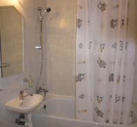 PRENÁJOM: M.NEŠPORA - 2-izbový byt, 58 m2, 7.posch. - Sídlisko III. - Kúpeľňa v 2-izbovom byte s vaňou a závesom s motívom oviec.