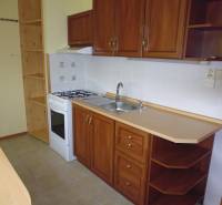 PRENÁJOM: M.NEŠPORA - 2-izbový byt, 58 m2, 7.posch. - Sídlisko III. - Kuchyňa v 2-izbovom byte so skrinkami a bielymi obkladačkami.