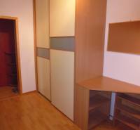 PRENÁJOM: M.NEŠPORA - 2-izbový byt, 58 m2, 7.posch. - Sídlisko III. - Pracovný kút s nábytkom a podlahou s dreveným dekorom v 2-izbovom byte.