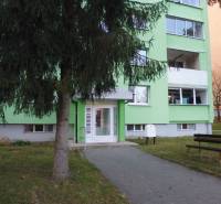 PRENÁJOM: M.NEŠPORA - 2-izbový byt, 58 m2, 7.posch. - Sídlisko III. - Vstup do bytového domu v Prešove, vhodný pre 2-izbový byt, zelená fasáda.