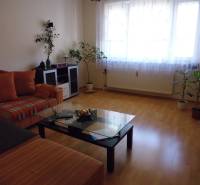 PRENÁJOM: M.NEŠPORA - 2-izbový byt, 58 m2, 7.posch. - Sídlisko III. - Obývačka v 2-izbovom byte s podlahou s dreveným dekorom a pohodlnou sedačkou.
