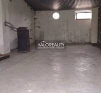 Predaj, chalupa Poltár - EXKLUZÍVNE HALO REALITY - Priestor v chate s jednoduchým kachľovým sporákom a oknami.