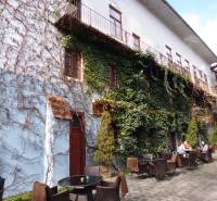 PRENÁJOM: HLAVNÁ - VOĽNÝ 2,5-izbový byt + kuchyňa, kúpeľňa, WC  - Exteriér na Hlavnej ulici v Prešove s terasou pri 3-izbovom byte porastený brečtanom.