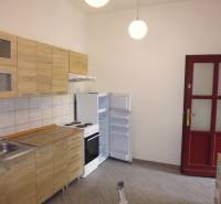 PRENÁJOM: HLAVNÁ - VOĽNÝ 2,5-izbový byt + kuchyňa, kúpeľňa, WC  - Kuchyňa s drevenými skrinkami, podlahou s dreveným dekorom a bielou technikou v 3-izbovom byte.