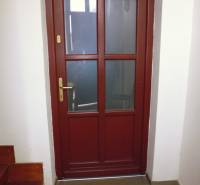 PRENÁJOM: HLAVNÁ - VOĽNÝ 2,5-izbový byt + kuchyňa, kúpeľňa, WC  - Drevené dvere vedú z predsiene 3-izbového bytu so schodiskom.