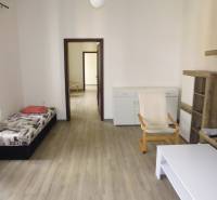 PRENÁJOM: HLAVNÁ - VOĽNÝ 2,5-izbový byt + kuchyňa, kúpeľňa, WC  - Obývacia izba v 3-izbovom byte s podlahou s dreveným dekorom a svetlým nábytkom.