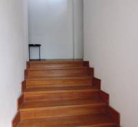 PRENÁJOM: HLAVNÁ - VOĽNÝ 2,5-izbový byt + kuchyňa, kúpeľňa, WC  - Schodisko s podlahou s dreveným dekorom vedie k stene v 3-izbovom byte.