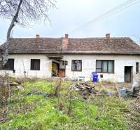 TOP PONUKA !! 3-izb. RD, INVESTÍCIA, Borský Svätý Jur - Starý rodinný dom očakáva rekonštrukciu, v záhrade je divoká vegetácia a neporiadok.