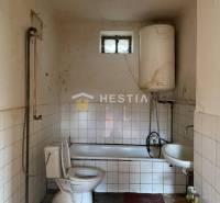 TOP PONUKA !! 3-izb. RD, INVESTÍCIA, Borský Svätý Jur - Kúpeľňa v rodinnom dome s vaňou, bojlerom a toaletou.