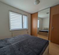 4-izb. byt na ul. Wolkrova, Petržalka, upravený na 2 bytové jednotky - Spálňa v 4-izbovom byte s veľkou posteľou a šatníkovou skriňou s posuvnými dverami.