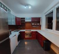 4-izb. byt na ul. Wolkrova, Petržalka, upravený na 2 bytové jednotky - Kuchyňa v 4-izbovom byte so spotrebičmi a skrinkami s bordovými prvkami.