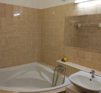 4-izb. byt na ul. Wolkrova, Petržalka, upravený na 2 bytové jednotky - Kúpeľňa so sprchovacím kútom a umývadlom v 4-izbovom byte.