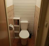 4-izb. byt na ul. Wolkrova, Petržalka, upravený na 2 bytové jednotky - Toaleta s dlažbou, policami a papierovým držiakom v 4-izbovom byte.