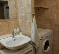 4-izb. byt na ul. Wolkrova, Petržalka, upravený na 2 bytové jednotky - Kúpeľňa v 4-izbovom byte s umývadlom, práčkou a keramickými obkladmi.