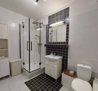 4-izb. byt na ul. Wolkrova, Petržalka, upravený na 2 bytové jednotky - Kúpeľňa v 4-izbovom byte s vaňou, sprchou a čierno-bielymi obkladmi.