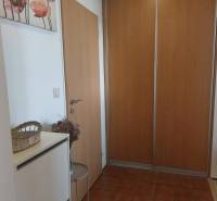 4-izb. byt na ul. Wolkrova, Petržalka, upravený na 2 bytové jednotky - Chodba v 4-izbovom byte s dlažbou, vstavanou skriňou a dekoráciou s kvetinovým motívom.