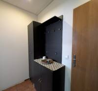 4-izb. byt na ul. Wolkrova, Petržalka, upravený na 2 bytové jednotky - Chodba s nábytkom a dekoráciami v 4-izbovom byte.