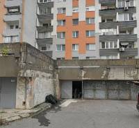 Garáž, Dudvažská ul., Podunajské Biskupice - Garáže na Dudvážskej ulici v Bratislave - Podunajské Biskupice, pred bytovým domom.