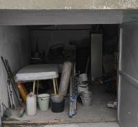Garáž, Dudvažská ul., Podunajské Biskupice - Otvorená garáž na ulici Dudvážska v Bratislave - Podunajských Biskupiciach, plná náradia a materiálu.