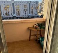 4-izb. byt, Wolkrova, Petržalka, 7.p./8 - Balkón 4-izbového bytu s výhľadom na ulicu Wolkrova v Petržalke, Bratislava.