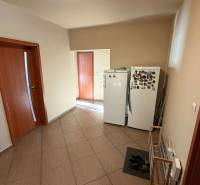 4-izb. byt, Wolkrova, Petržalka, 7.p./8 - Vstupná chodba 4-izbového bytu s chladničkou a botníkom na dlažbe.