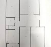 4-izb. byt, Wolkrova, Petržalka, 7.p./8 - Pôdorys 4-izbového bytu so vstupnou halou, kuchyňou a viacerými izbami.