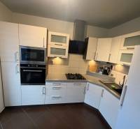 4-izb. byt, Wolkrova, Petržalka, 7.p./8 - Kuchyňa v 4-izbovom byte s rohovou linkou a zabudovanými spotrebičmi.