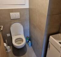 3-izb. byt v projekte Rínok Rača, pivnica v cene - Kúpeľňa v 3-izbovom byte s WC, keramické obklady, úložný priestor a práčka.
