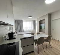 2-izb. byt Bystrická, Devínska Nová Ves, parking, pivnica - Kuchyňa s jedálenským stolom a obývacou časťou v 2-izbovom byte.