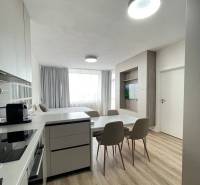 2-izb. byt Bystrická, Devínska Nová Ves, parking, pivnica - Kuchyňa a jedálenský stôl s troma stoličkami v 2-izbovom byte.