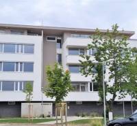 2-izb. byt Bystrická, Devínska Nová Ves, parking, pivnica - Bytový dom na Bystrickej ulici v Bratislave - Devínskej Novej Vsi obklopený zeleňou.